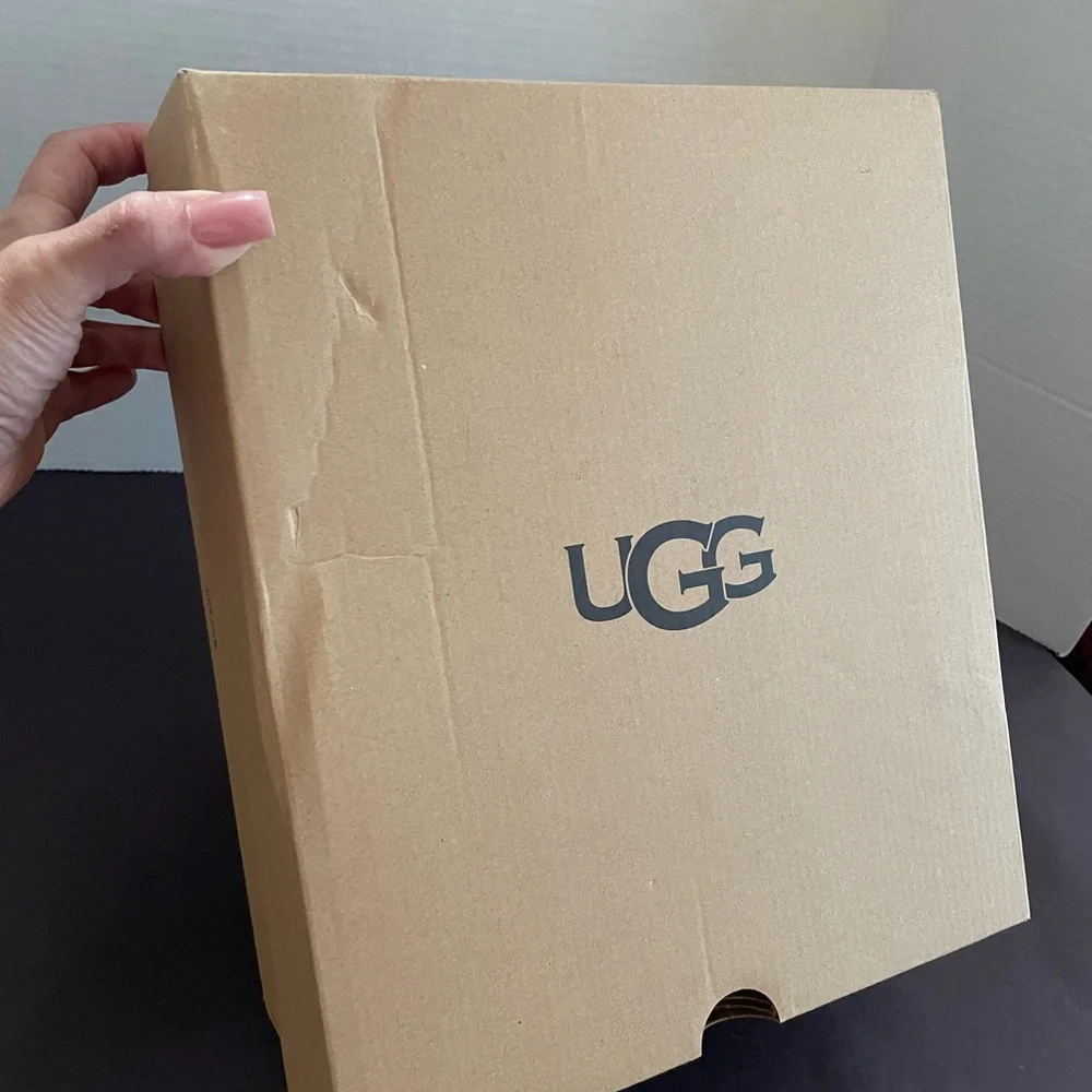 UGG Women's Yarrow Sandals size 9 Bnib - Picture 12 of 12